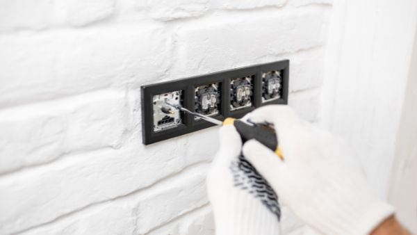 Instalación de interruptores y mecanismos eléctricos