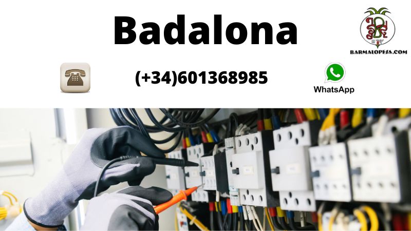 Técnico electricista con guantes de protección realizando tareas de mantenimiento preventivo en un cuadro de mando en Badalona.