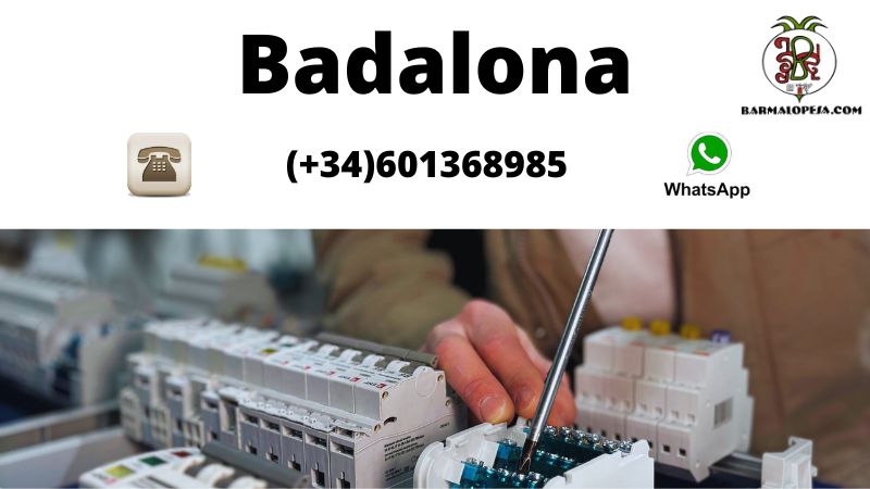Técnico electricista instalando componentes en un cuadro eléctrico de alta tensión en Badalona.