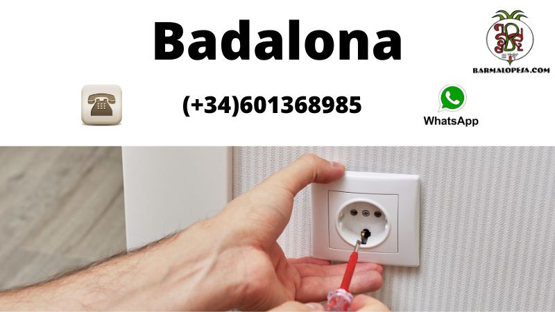 Electricista profesional realizando el cambio de un enchufe de pared en una vivienda de Badalona